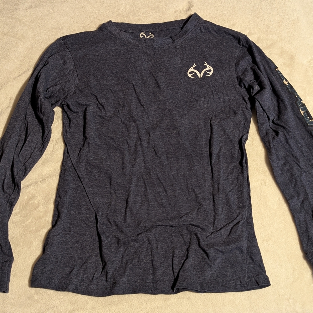 Gray Long Sleeve Tee with Crew Neck and Fitted Sleeves